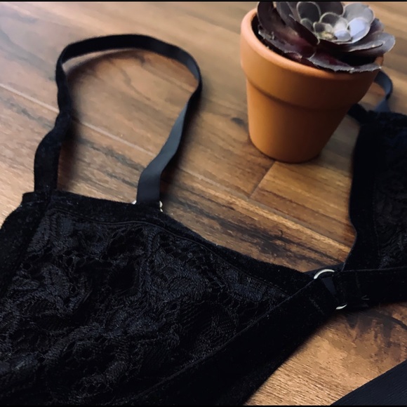 🚫SOLD🚫🥀 Velvet & Lace Making Magic Bralette - Picture 4 of 6